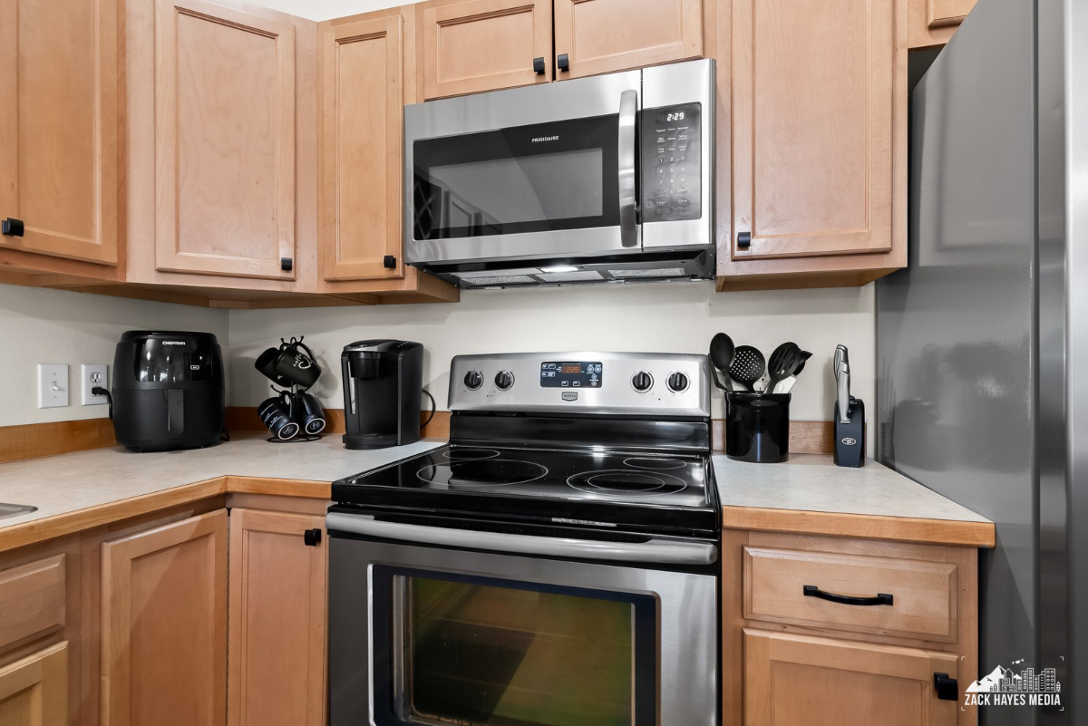 Cozy 2 bedroom condo - Photo 11