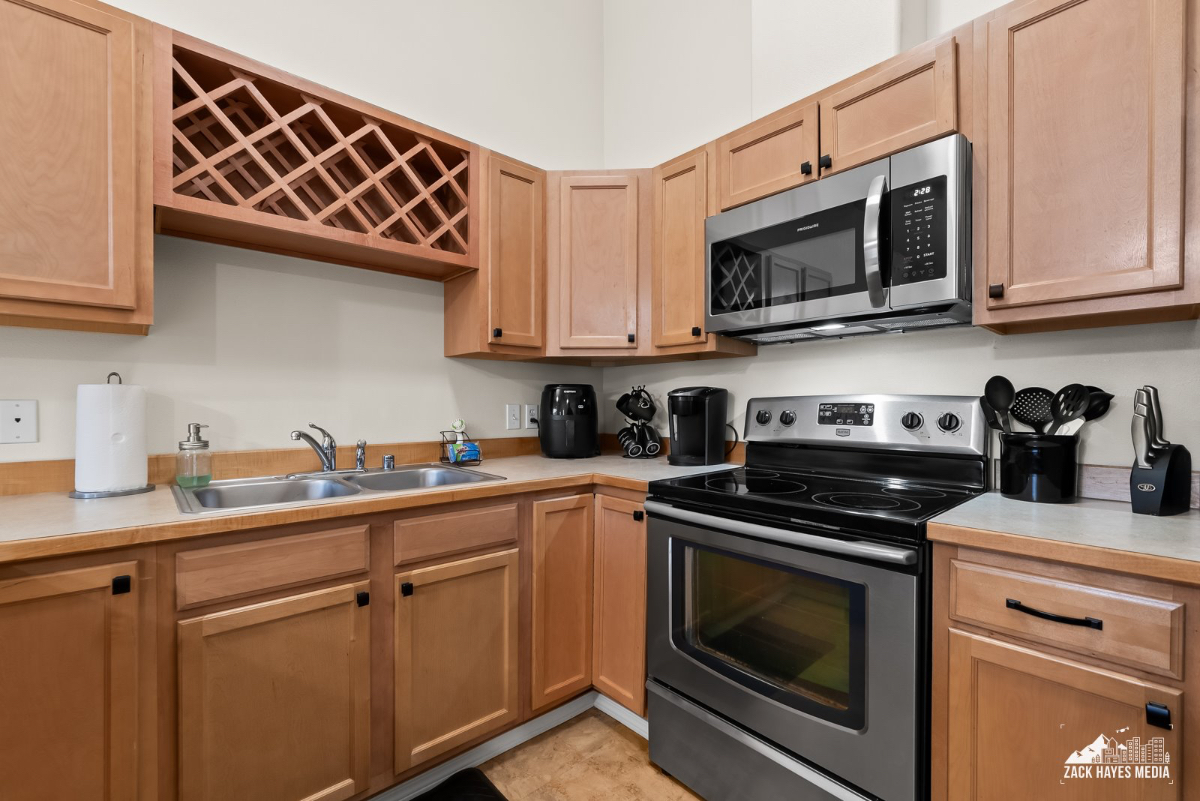 Cozy 2 bedroom condo - Photo 12