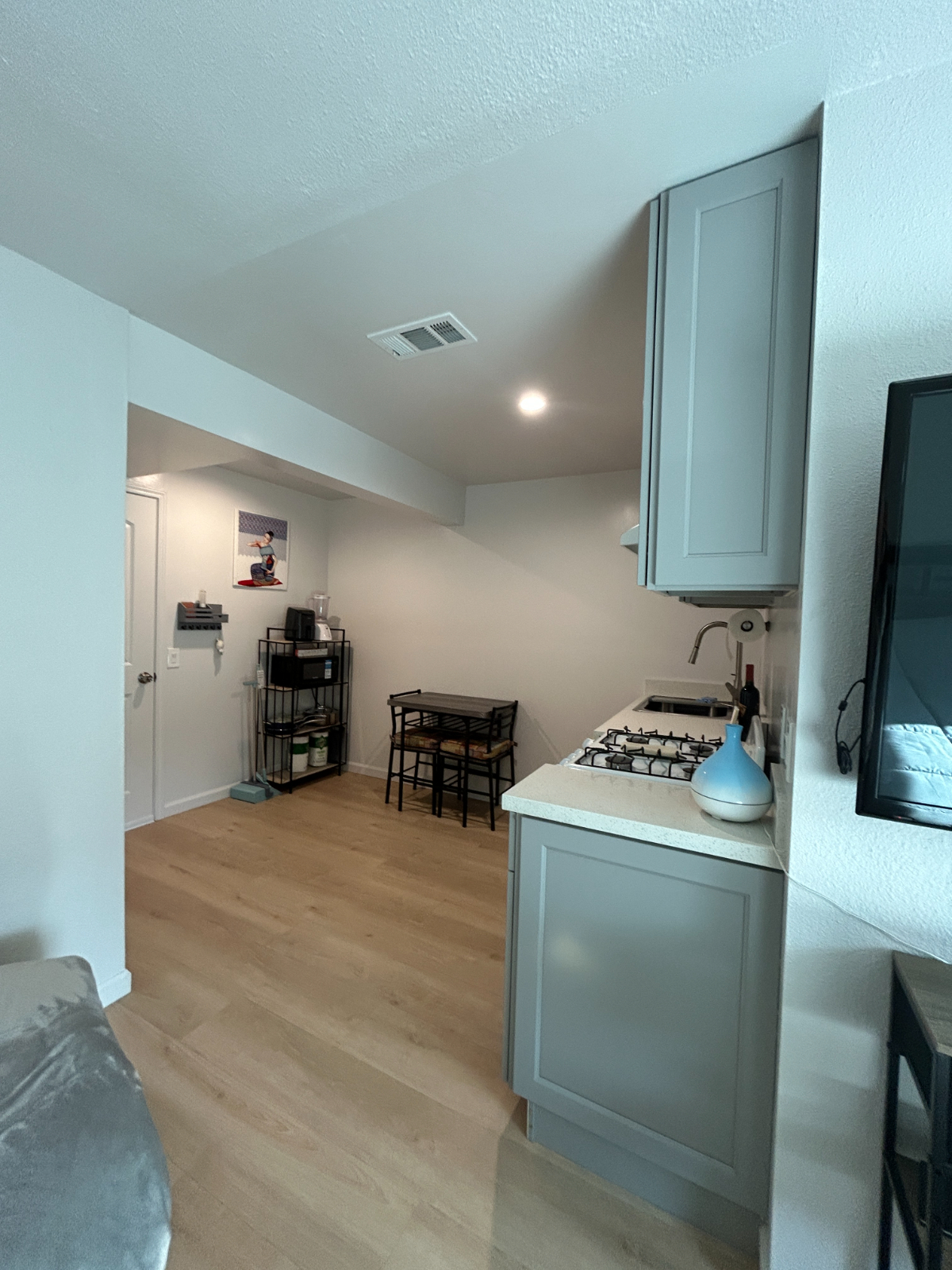 Cozy, Fully Furnished Studio in San Francisco w Private Kitchen & Bath - Photo 2