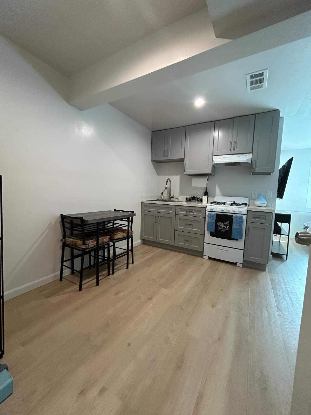 Cozy, Fully Furnished Studio in San Francisco w Private Kitchen & Bath - Photo 3