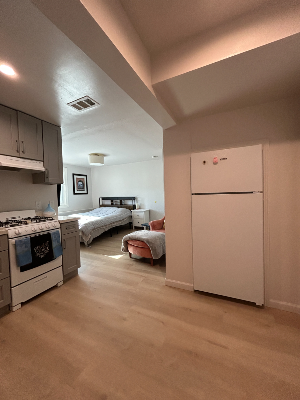 Cozy, Fully Furnished Studio in San Francisco w Private Kitchen & Bath - Photo 4