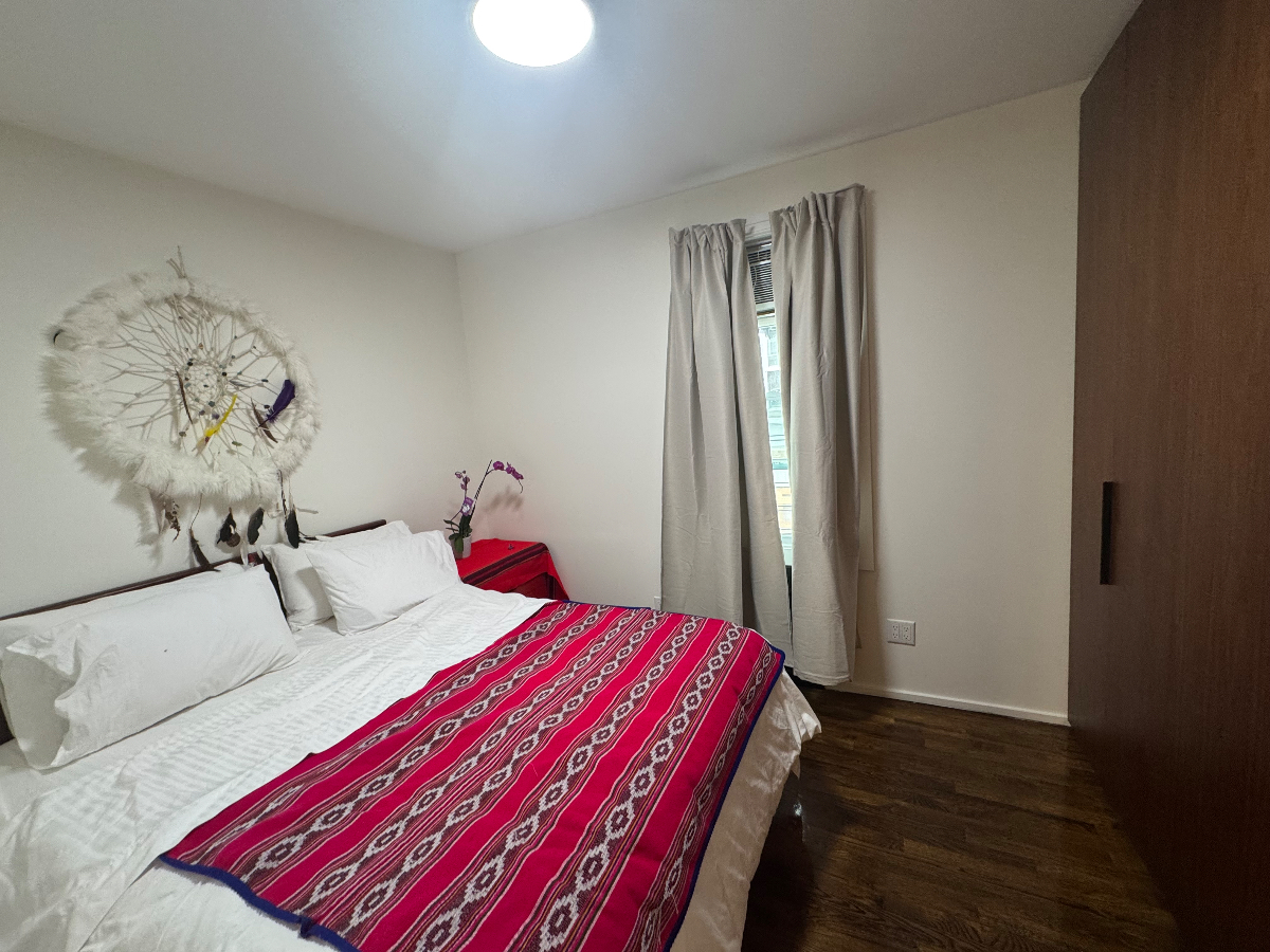 Sacred Oasis: Where the City Meets Serenity Welcome to a charming furnished first-floor home in For - Photo 1