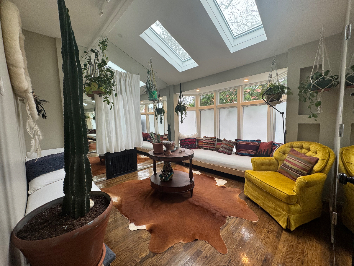 Sacred Oasis: Where the City Meets Serenity Welcome to a charming furnished first-floor home in For - Photo 3