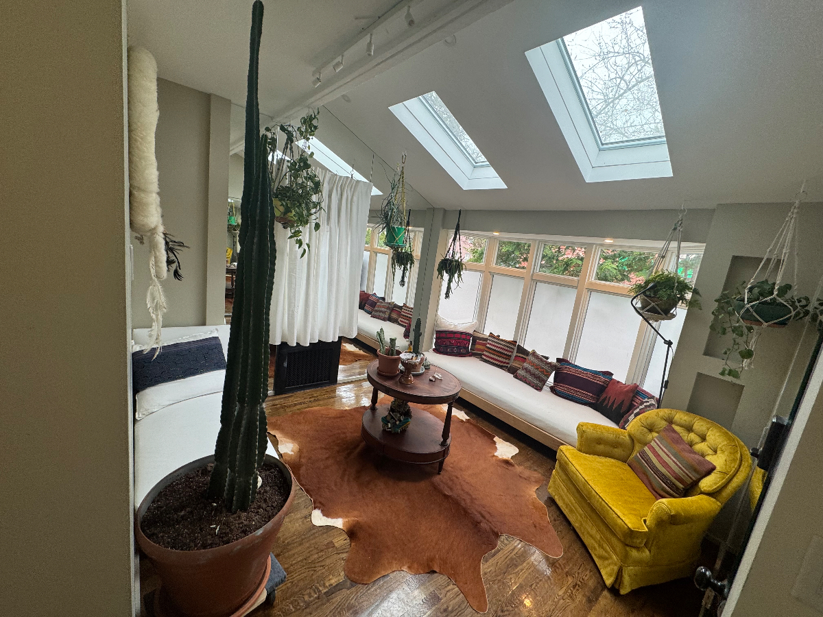 Sacred Oasis: Where the City Meets Serenity Welcome to a charming furnished first-floor home in For - Photo 2