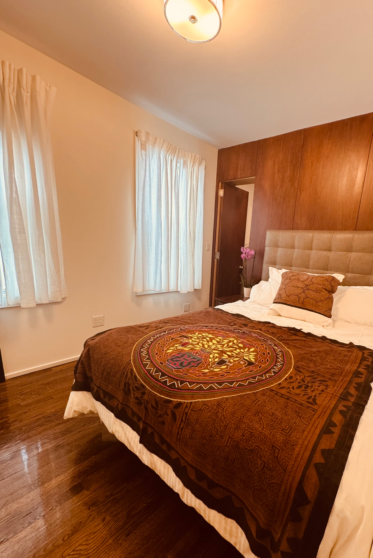 Sacred Oasis: Where the City Meets Serenity Welcome to a charming furnished first-floor home in For - Photo 4