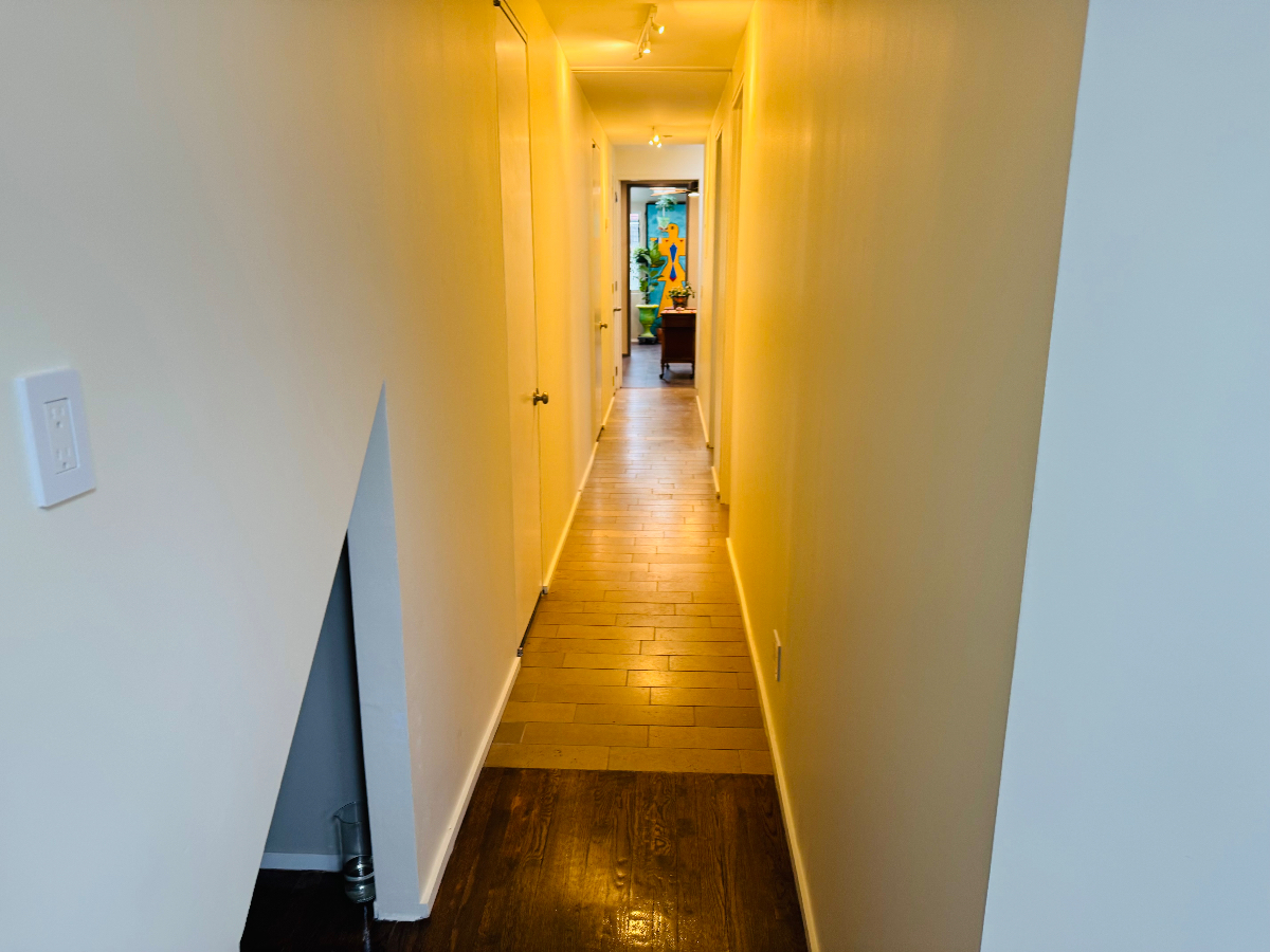 Sacred Oasis: Where the City Meets Serenity Welcome to a charming furnished first-floor home in For - Photo 5