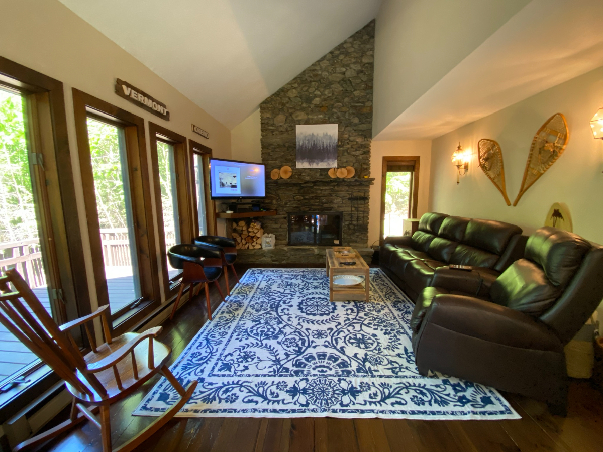 Fully Furnished Cozy three-bedroom, three bath home in Plymouth - mid term rental available - Photo 2