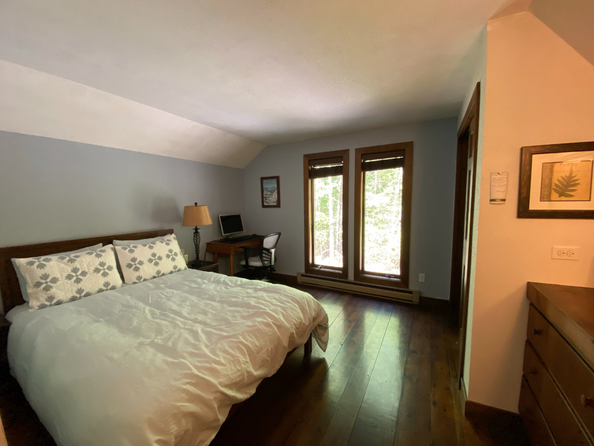 Fully Furnished Cozy three-bedroom, three bath home in Plymouth - mid term rental available - Photo 4
