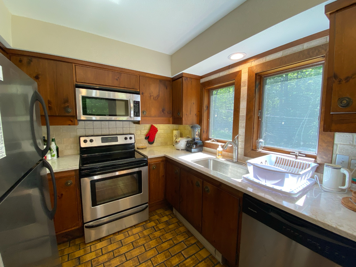 Fully Furnished Cozy three-bedroom, three bath home in Plymouth - mid term rental available - Photo 6
