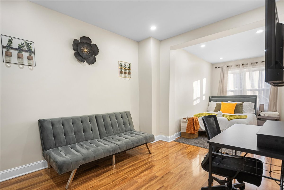Spacious 4BR Townhome in DC w/ Patio & Parking - Photo 8