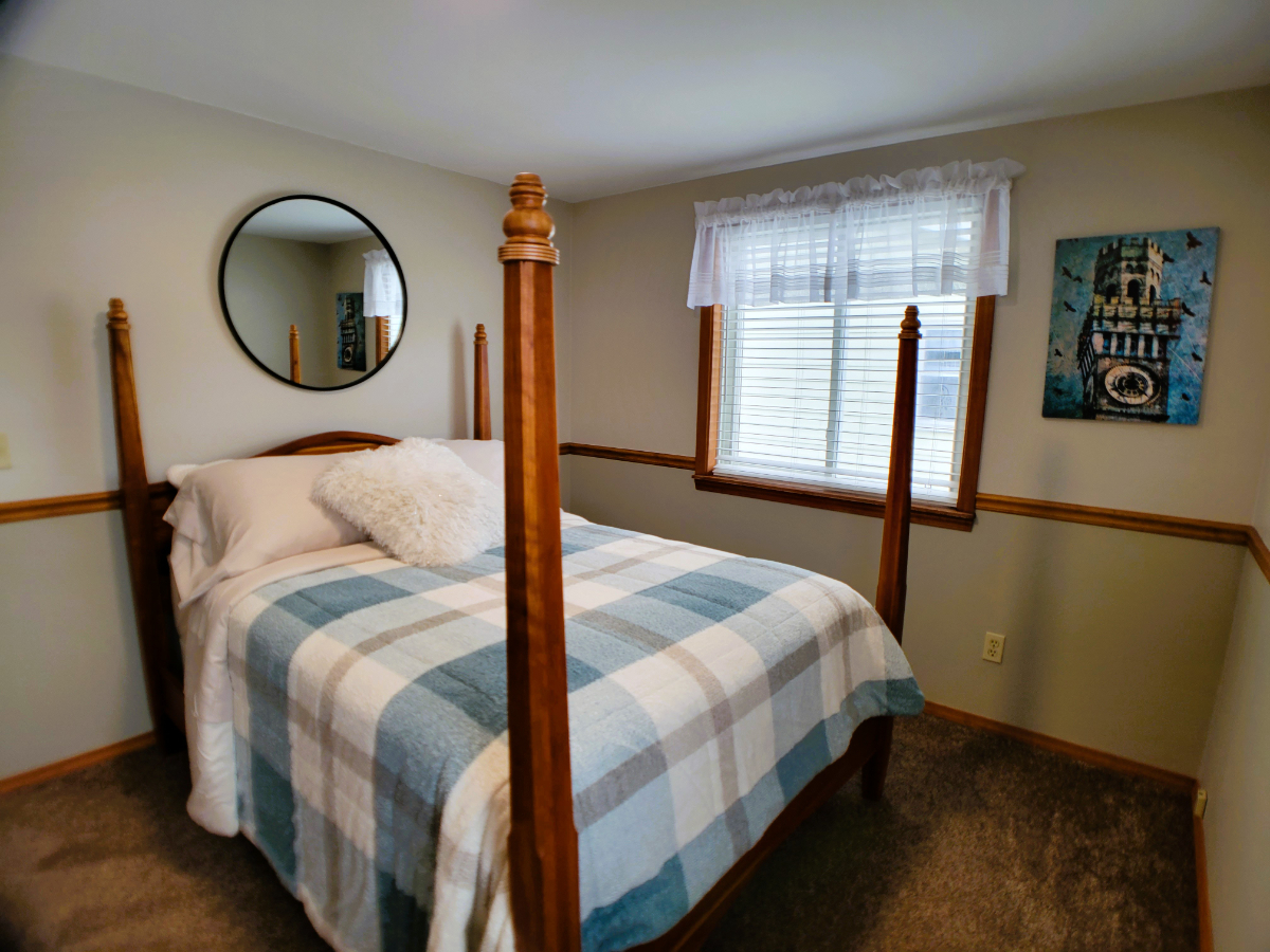 SPACIOUS UPPER APARTMENT WITH CONVENIENT LOCATION - Photo 4
