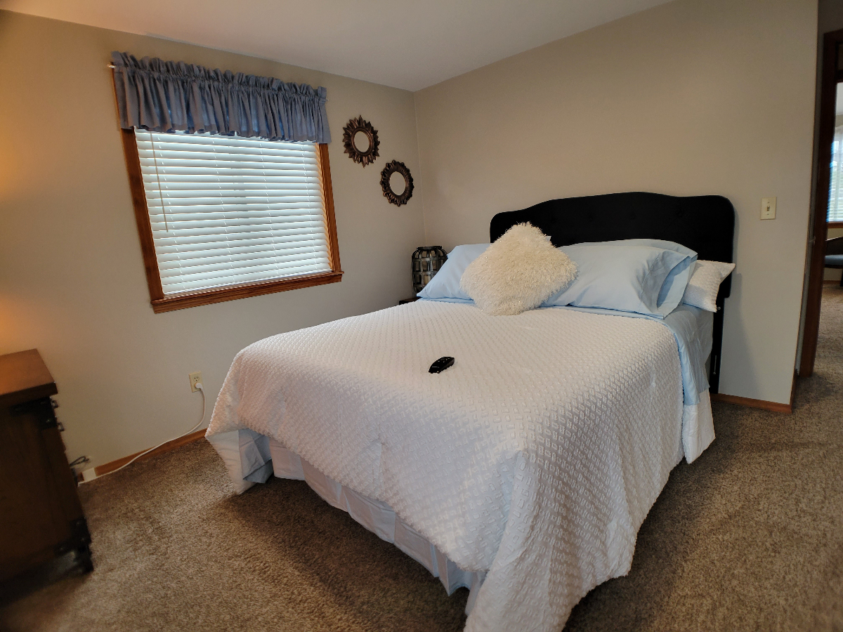 SPACIOUS UPPER APARTMENT WITH CONVENIENT LOCATION - Photo 6