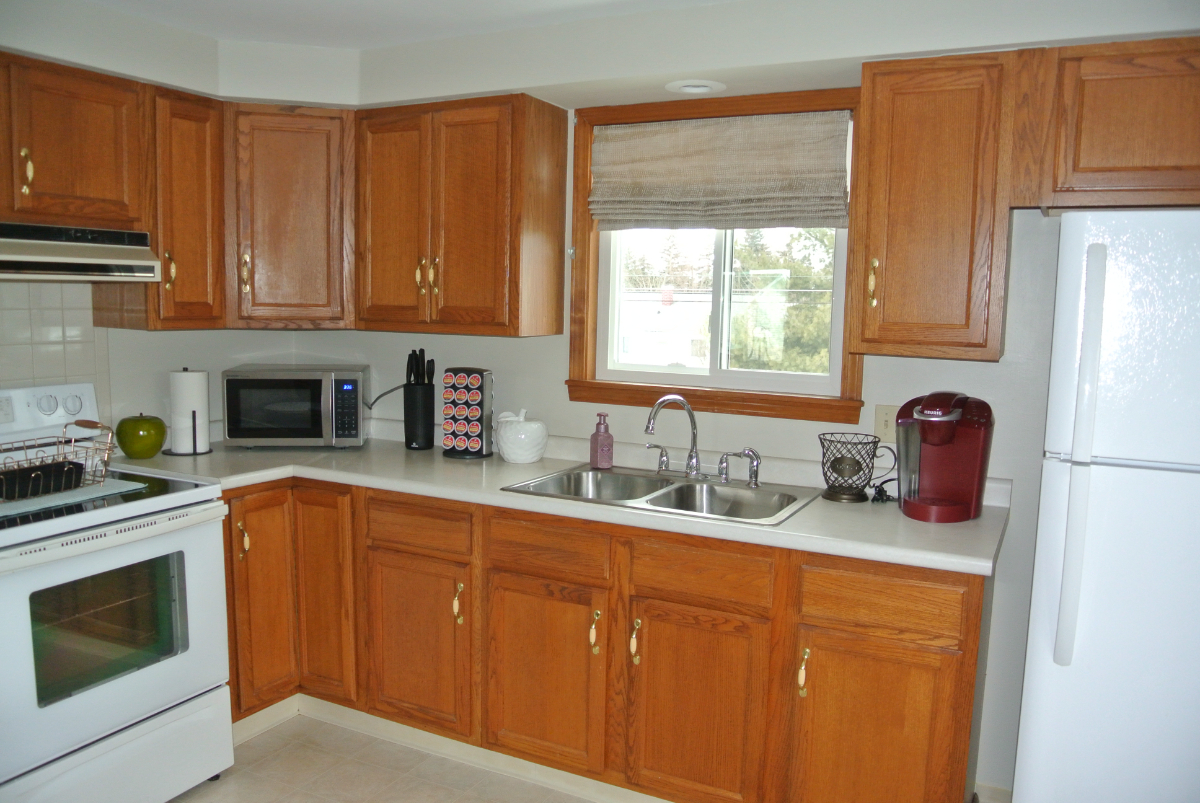 SPACIOUS UPPER APARTMENT WITH CONVENIENT LOCATION - Photo 11