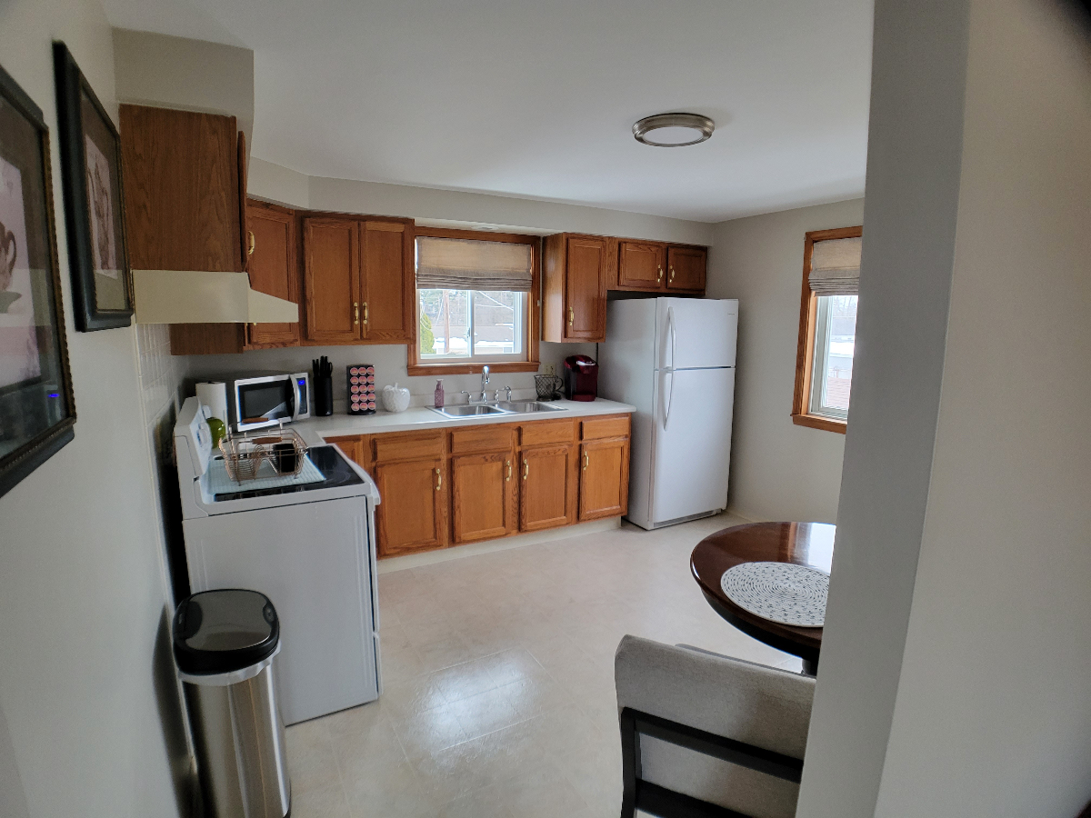SPACIOUS UPPER APARTMENT WITH CONVENIENT LOCATION - Photo 12