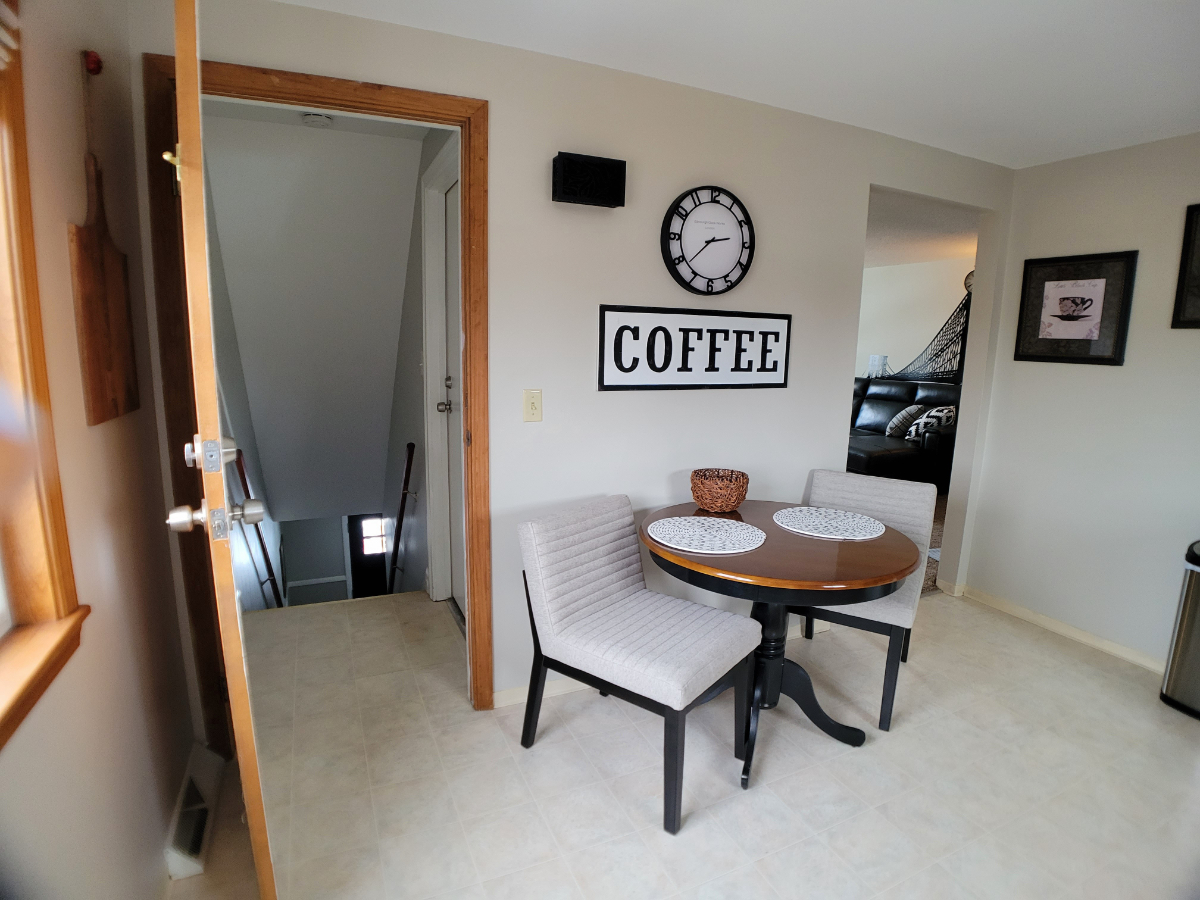 SPACIOUS UPPER APARTMENT WITH CONVENIENT LOCATION - Photo 9