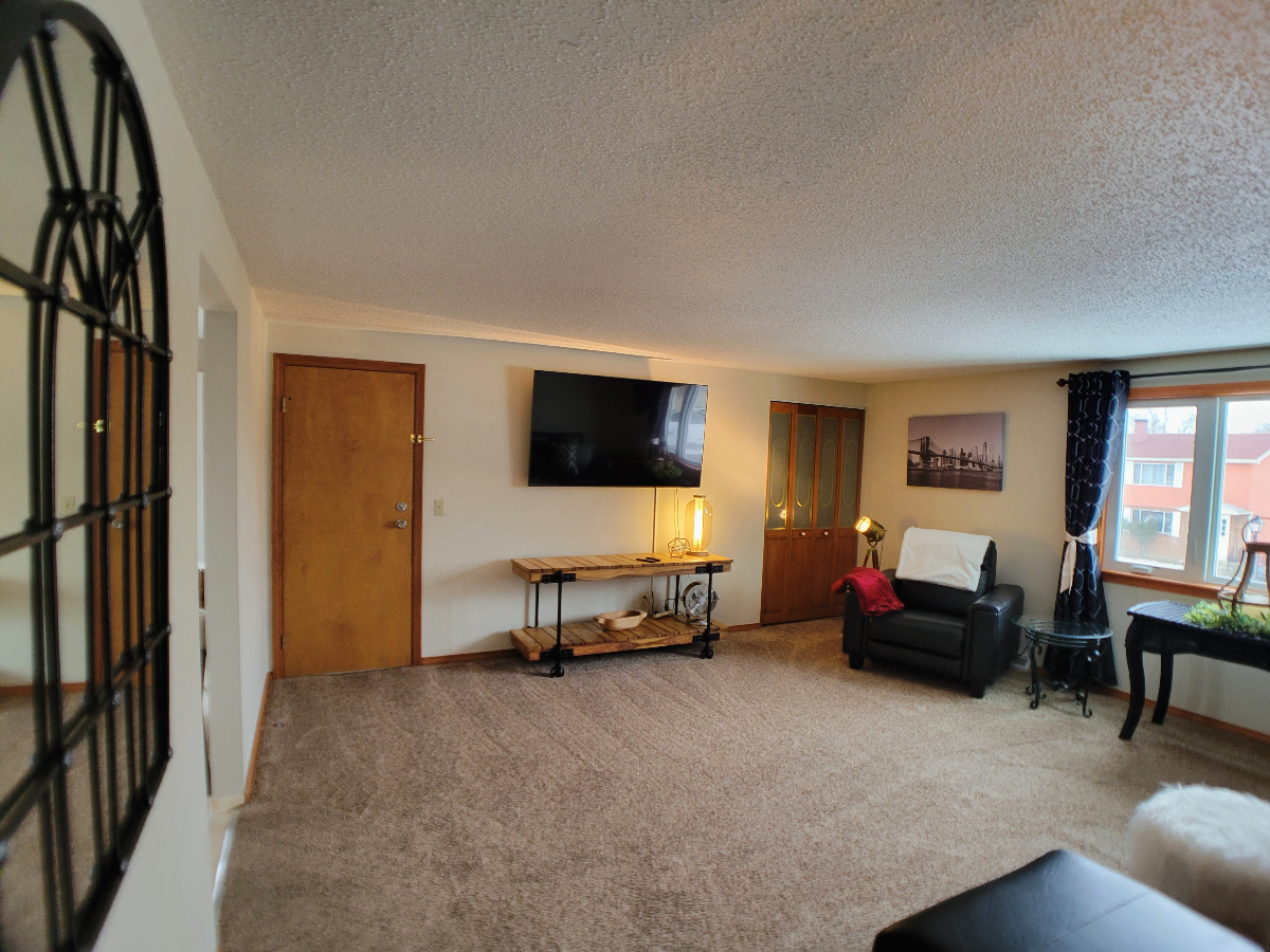 SPACIOUS UPPER APARTMENT WITH CONVENIENT LOCATION - Photo 3