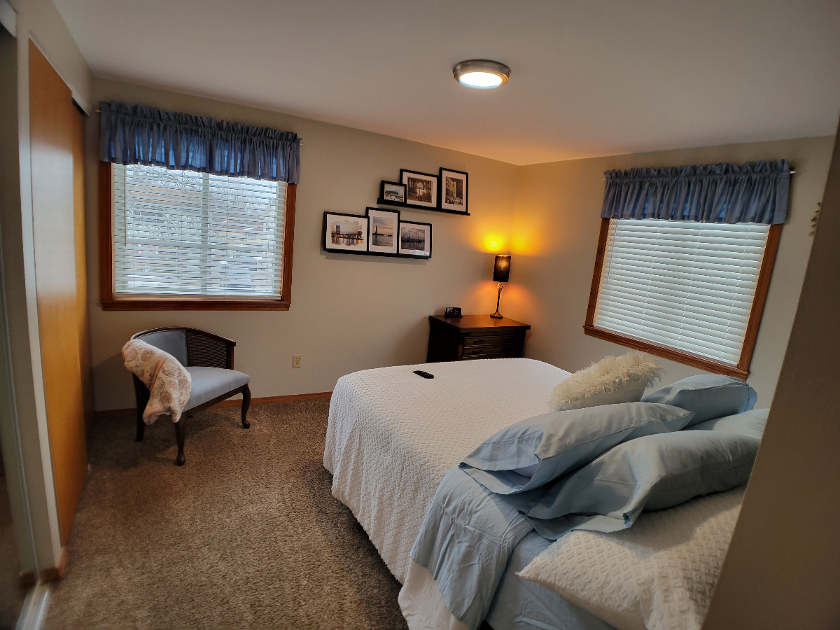 SPACIOUS UPPER APARTMENT WITH CONVENIENT LOCATION - Photo 8