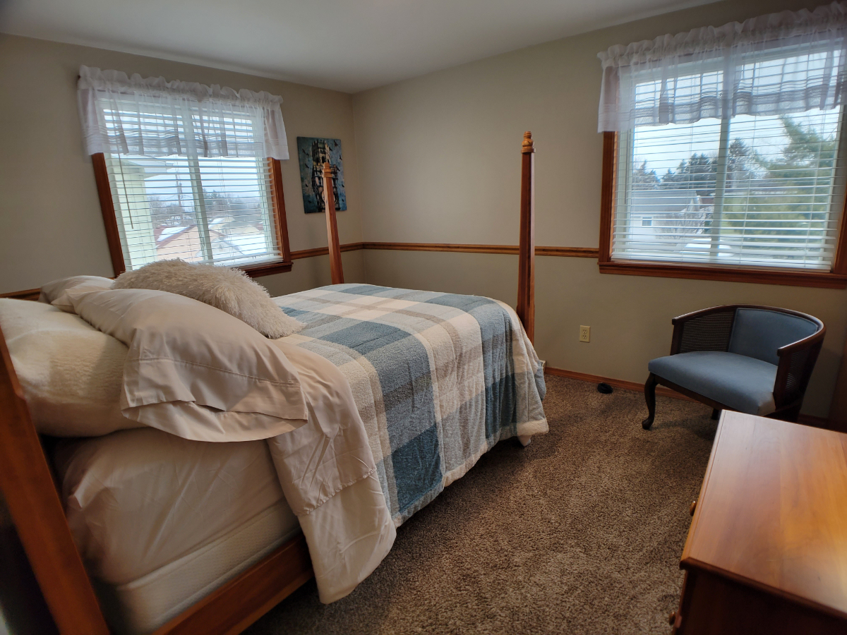 SPACIOUS UPPER APARTMENT WITH CONVENIENT LOCATION - Photo 5