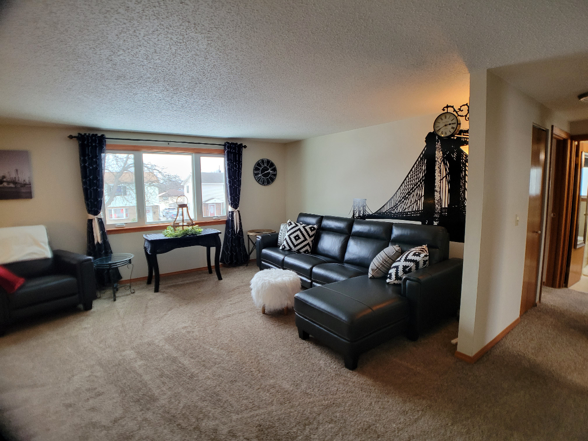 SPACIOUS UPPER APARTMENT WITH CONVENIENT LOCATION - Photo 2