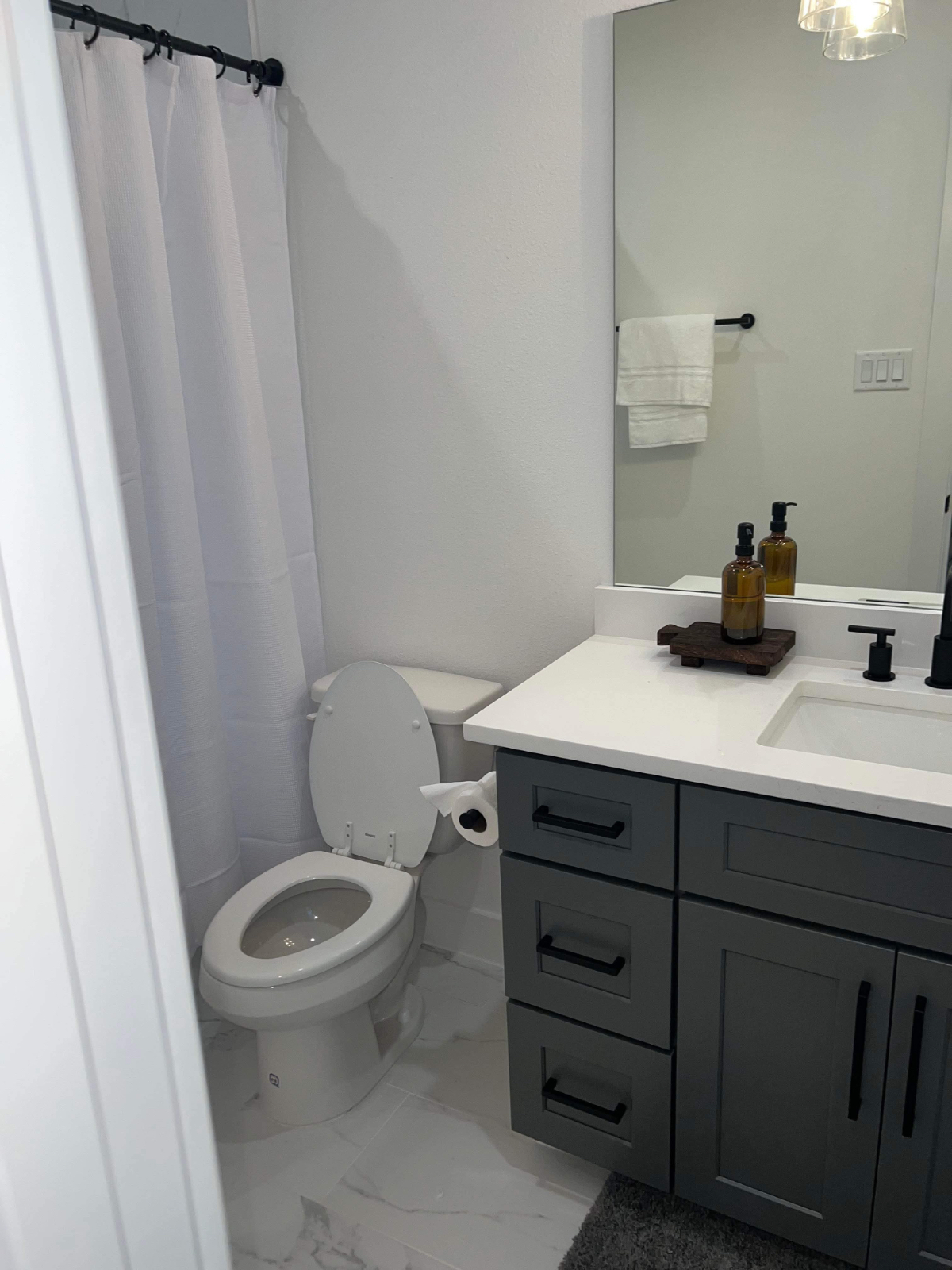 Chic 1-Bedroom Retreat - 5 minutes from downtown, 10 minutes from medical center - Photo 3