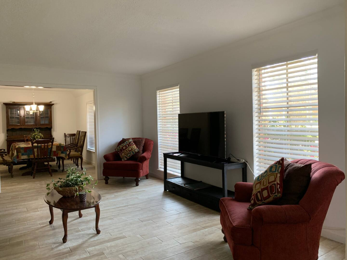 Beautiful 4 Bedroom and 3.5 Baths - Photo 4