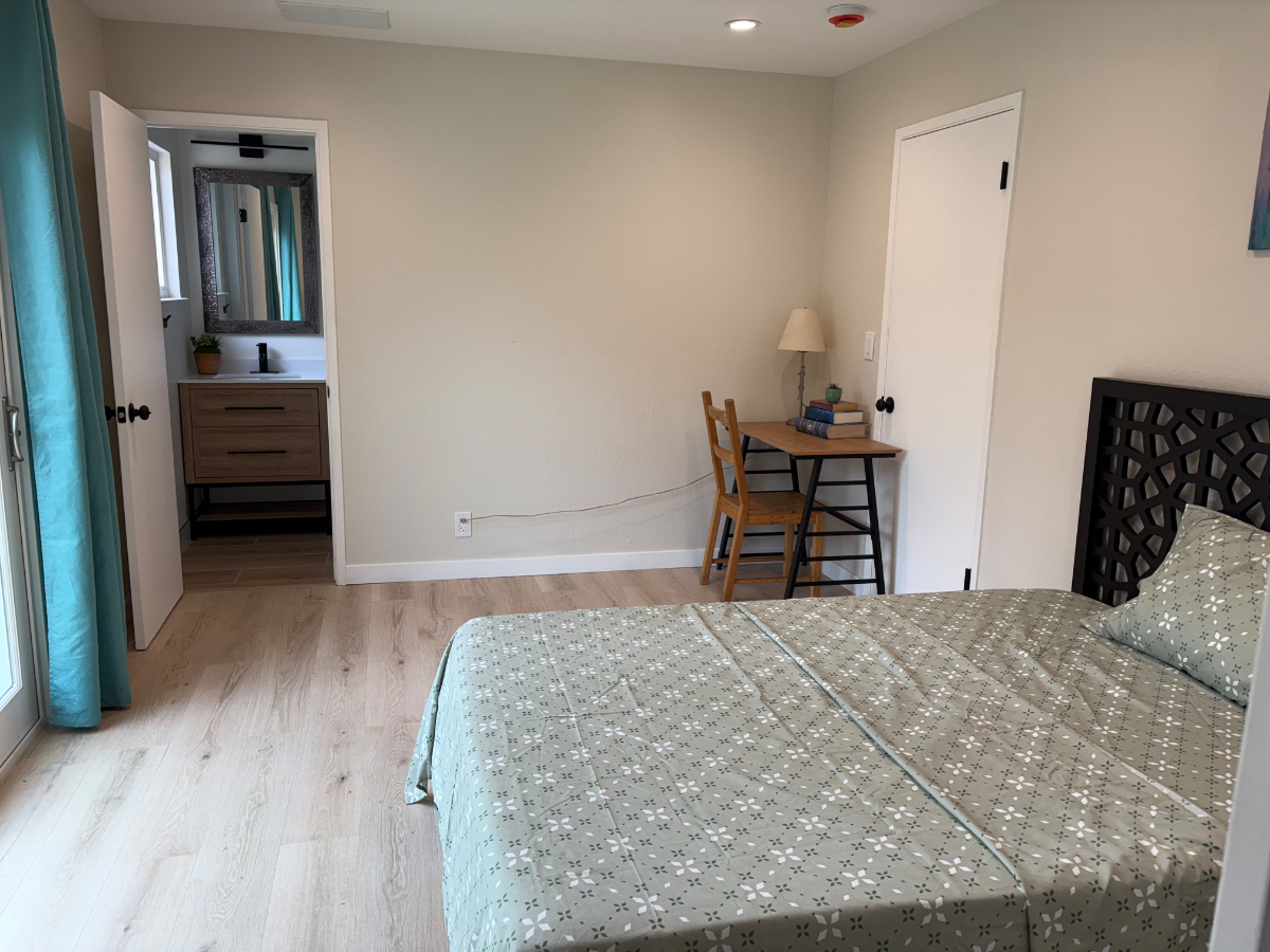 Private Entrance-master bedroom in Evergreen neighborhood - Photo 4