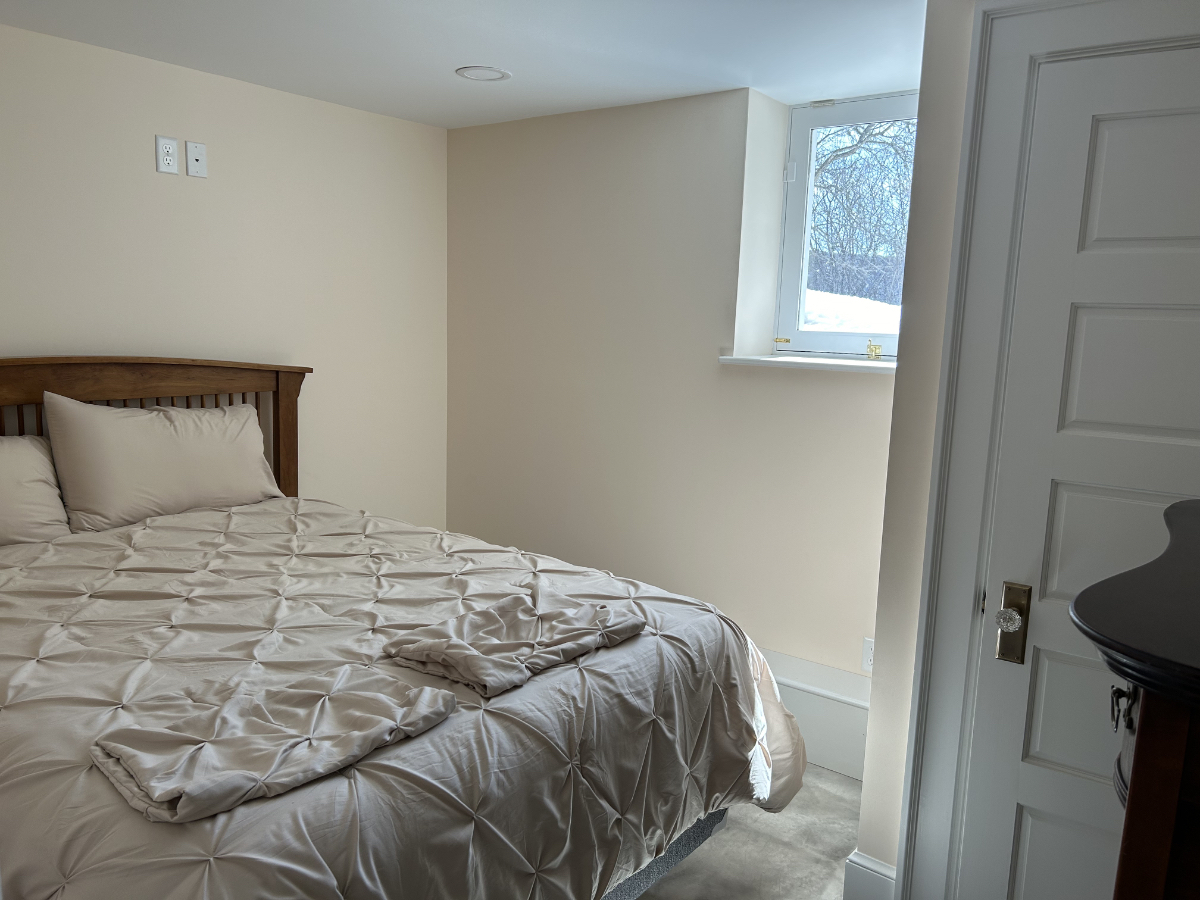 Cozy Queen Bedroom in Barre Home