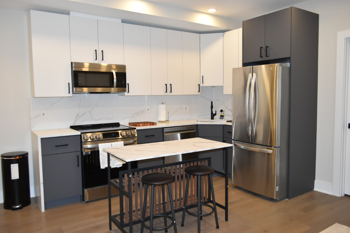 Modern Apartment with Parking/ Prime Location - Photo 2