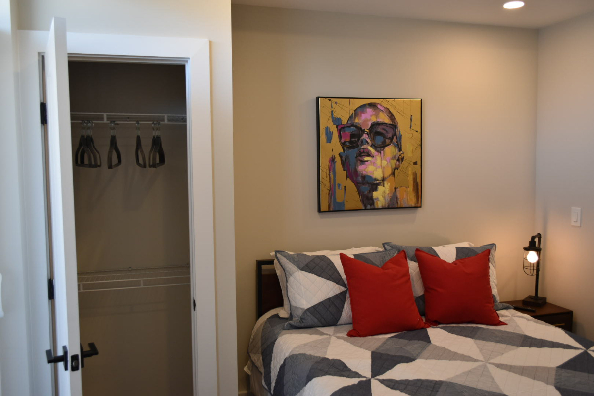 Modern Apartment with Parking/ Prime Location - Photo 5