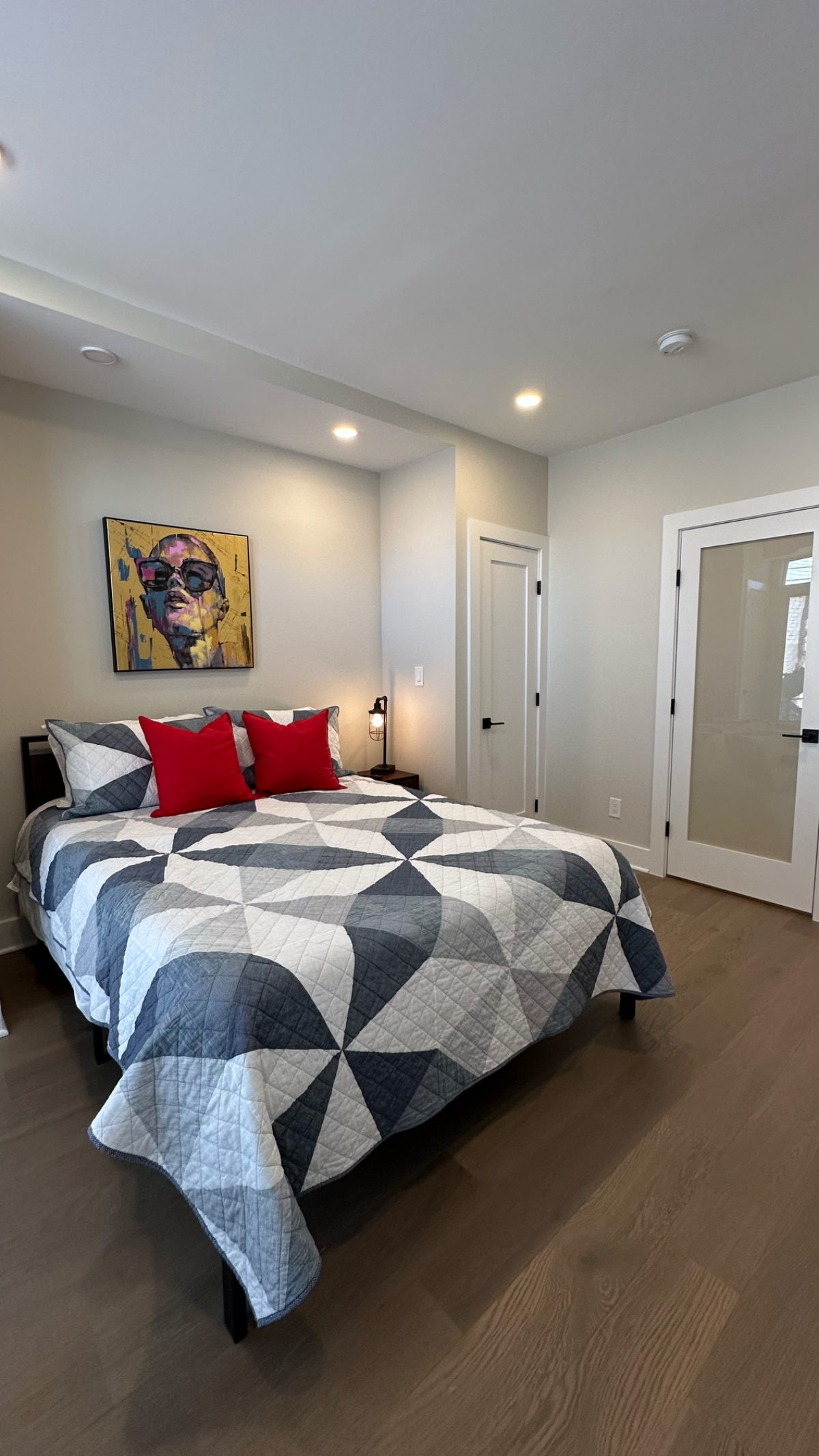 Modern Apartment with Parking/ Prime Location - Photo 3