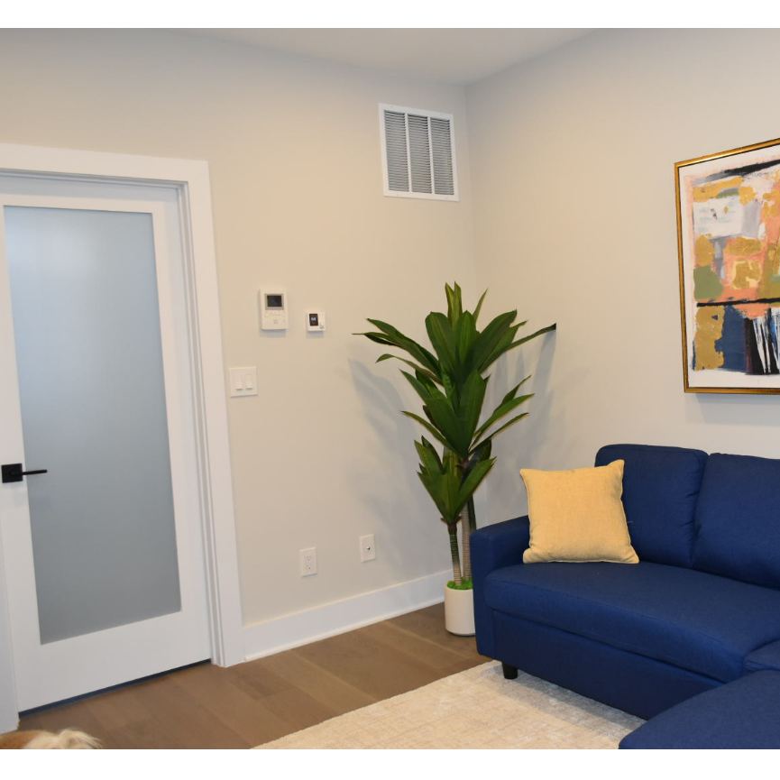 Modern Apartment with Parking/ Prime Location - Photo 4