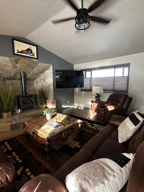 3 BRM /2 BA Spacious Newly Remodeled Home - Photo 6