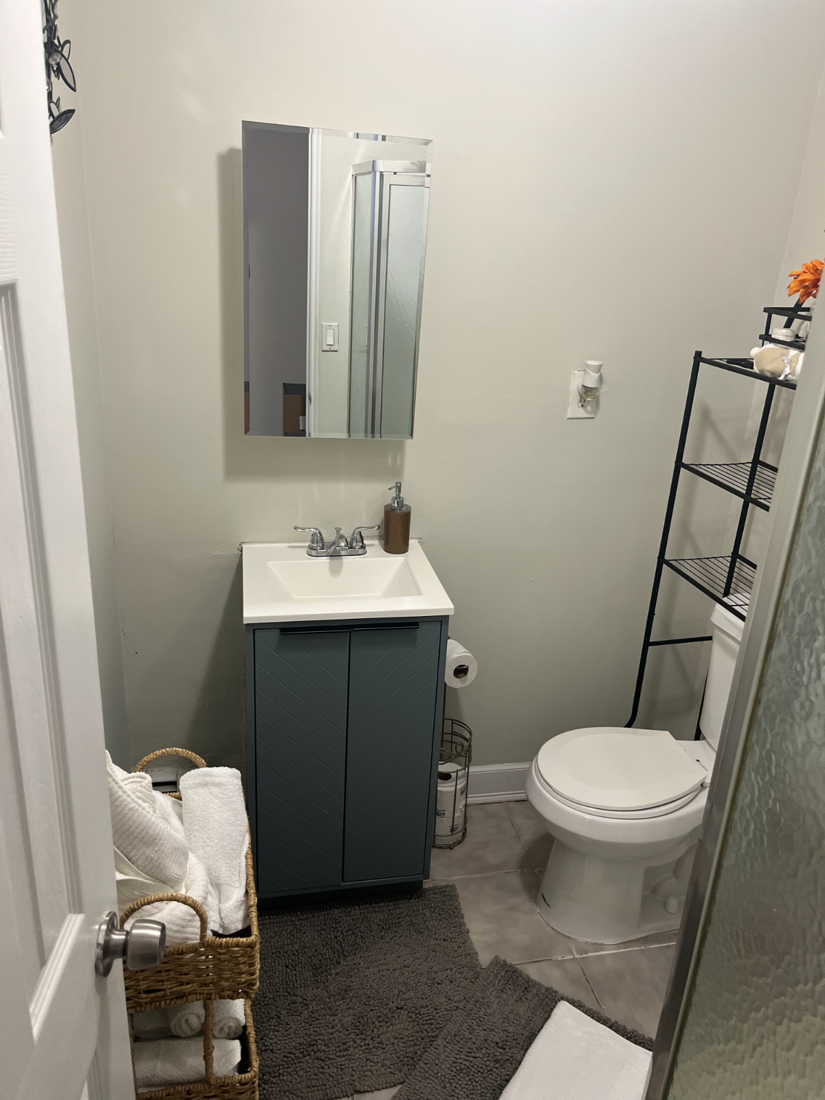 Charming Studio Oasis with Modern Amenities and Serene Backyard - Utilities Included. - Photo 6