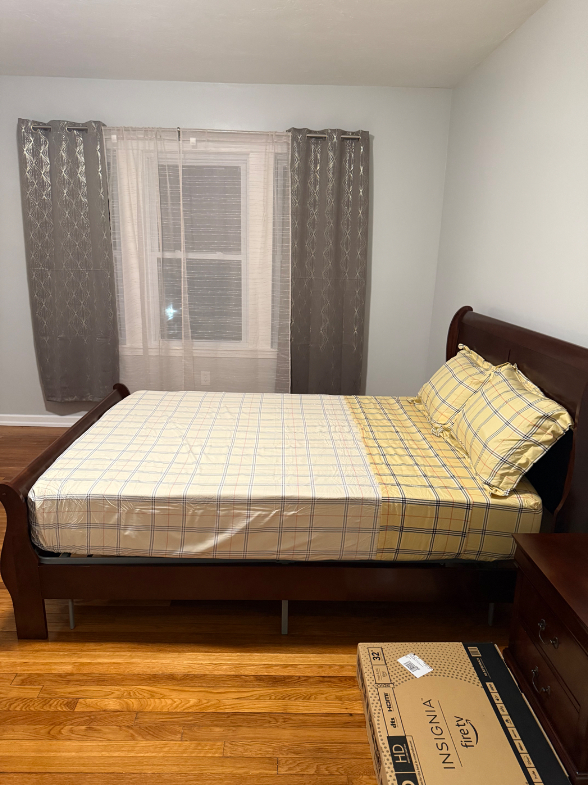 Queen Bedroom - Restful Nights in Mattapan