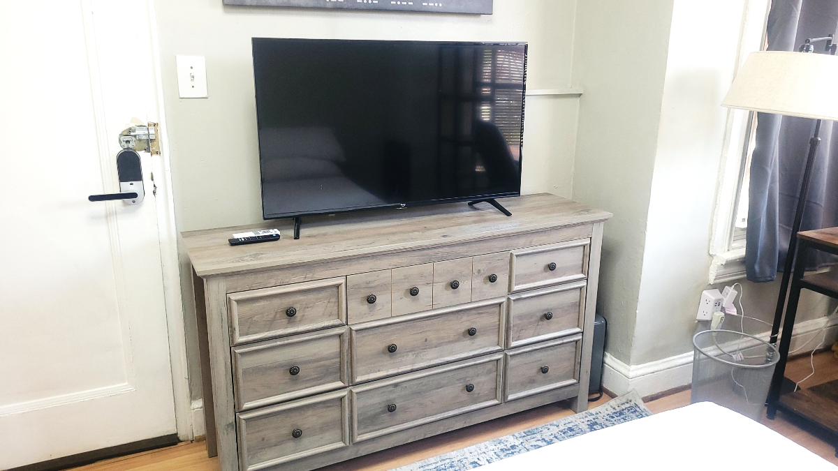 Studio Apartment 2 Blocks from Union Station - Photo 3