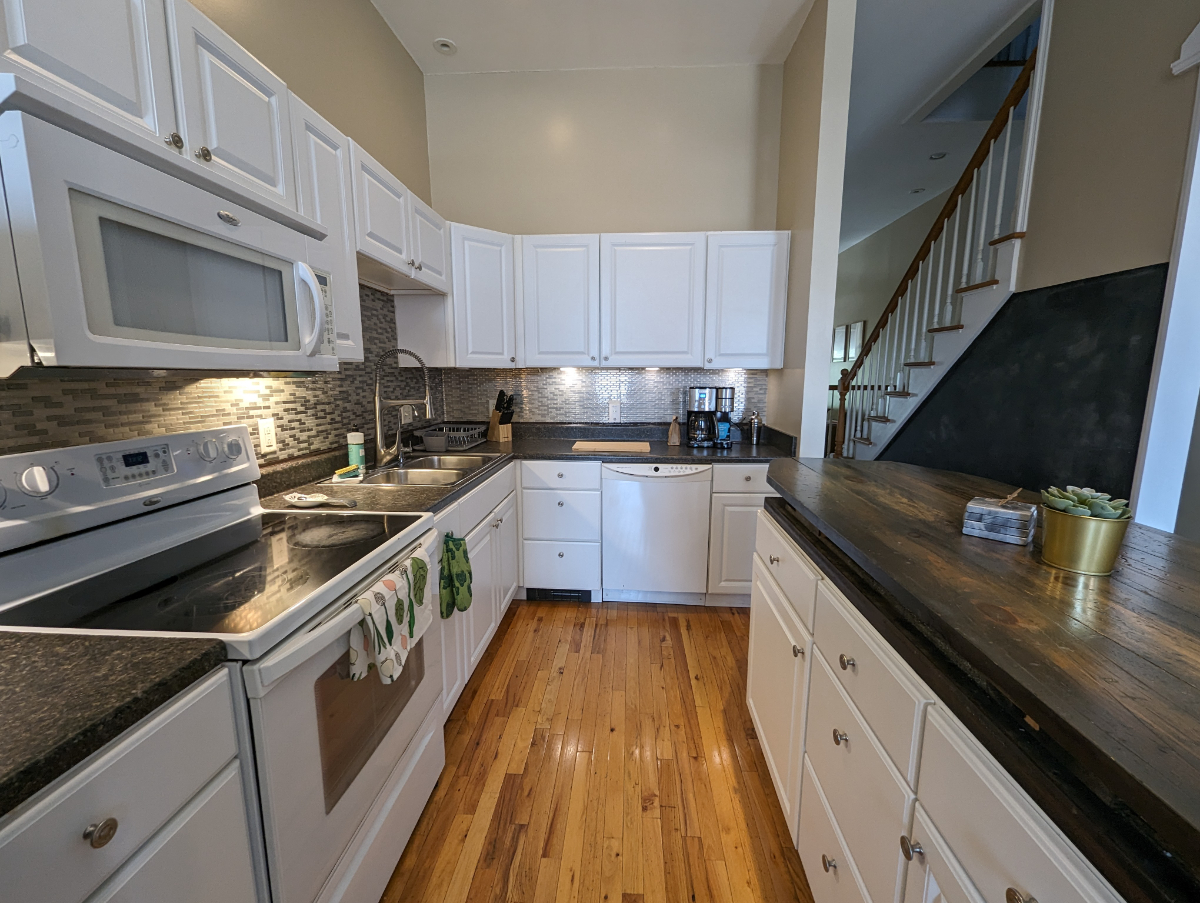 Spacious 2BR/1.5BA in Downtown Albany - Photo 2