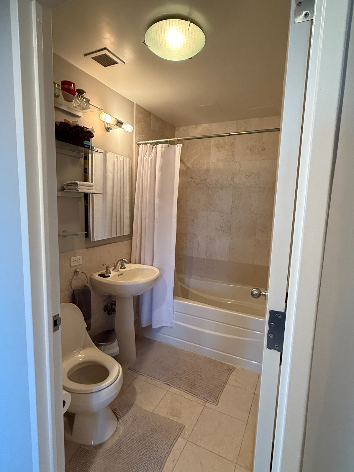 Private Bedroom with Bathroom in Uptown NYC Airy 2bdr/2bth with Fantastic Views - Photo 3