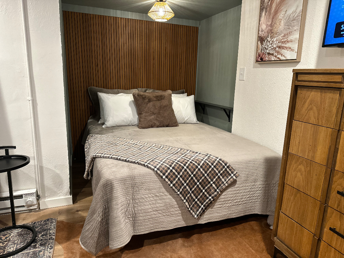 The Nook - Quaint, Cozy, & Central - Studio w/ Free W/D Access in Avenues - Photo 10
