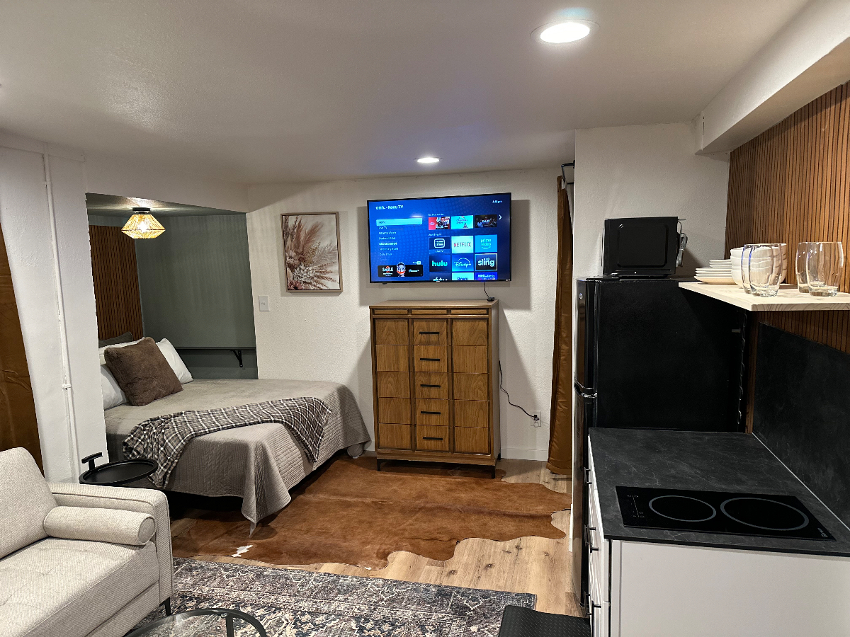 The Nook - Quaint, Cozy, & Central - Studio w/ Free W/D Access in Avenues - Photo 8