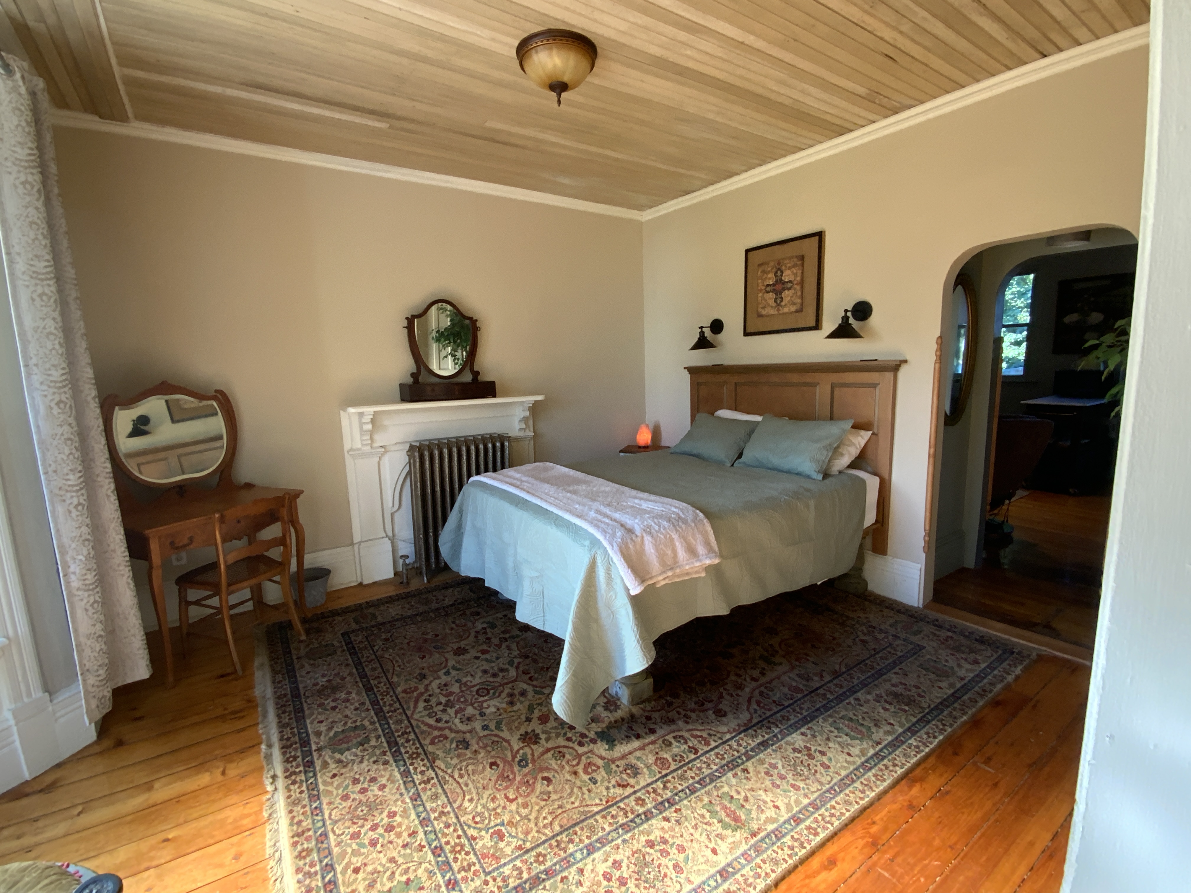 Second floor of a Victorian home, newly renovated. Charming furnished suite with hardwood floors and - Photo 10