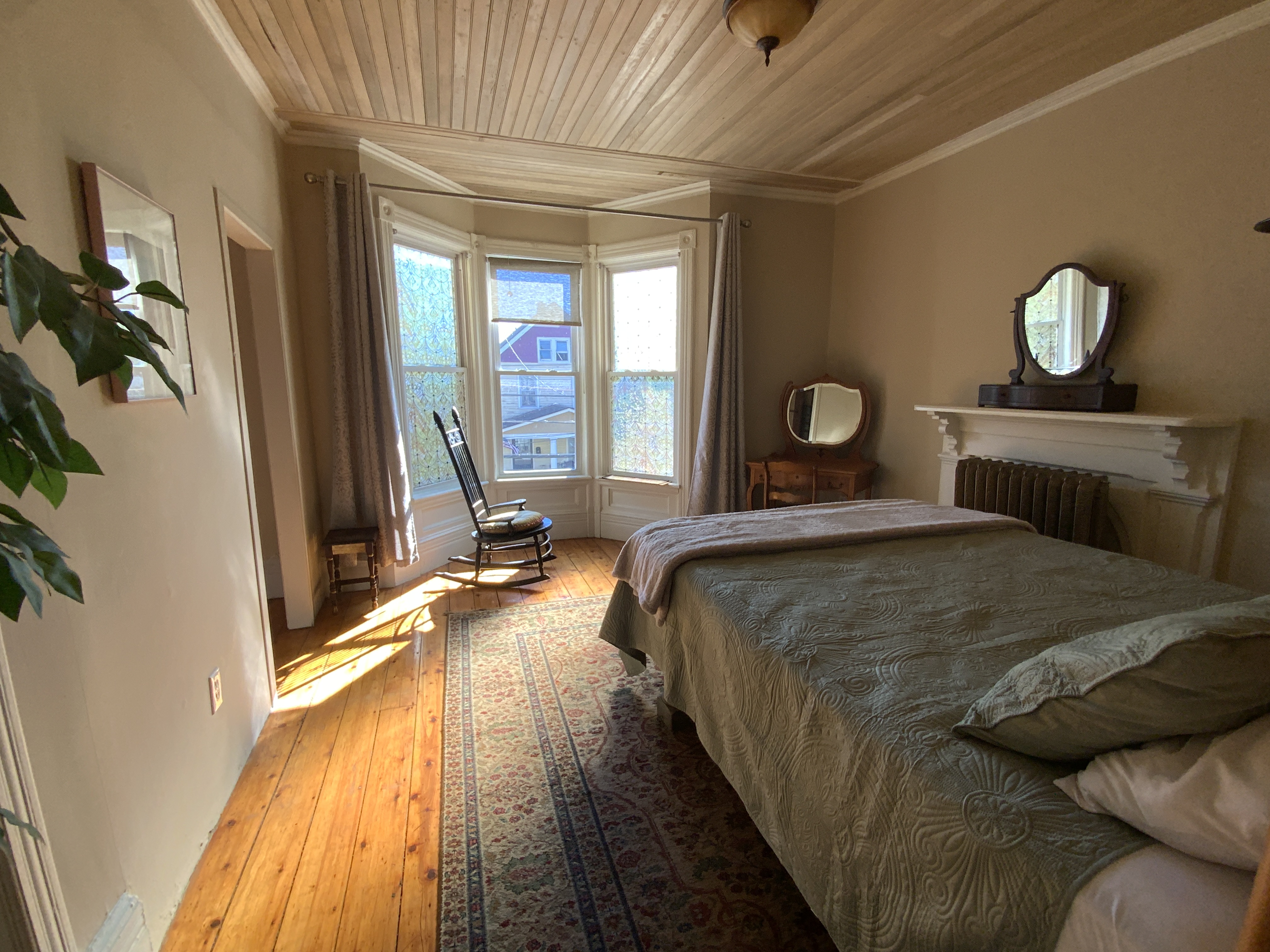 Second floor of a Victorian home, newly renovated. Charming furnished suite with hardwood floors and - Photo 9