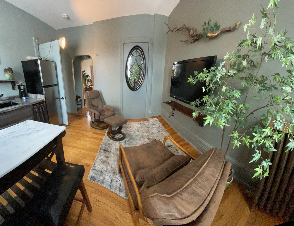Second floor of a Victorian home, newly renovated. Charming furnished suite with hardwood floors and - Photo 2
