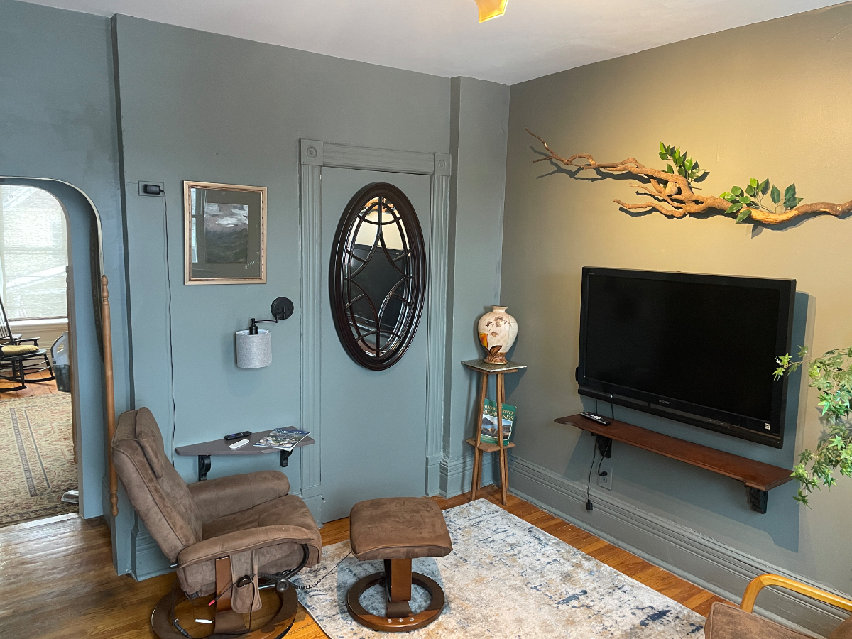 Second floor of a Victorian home, newly renovated. Charming furnished suite with hardwood floors and - Photo 1