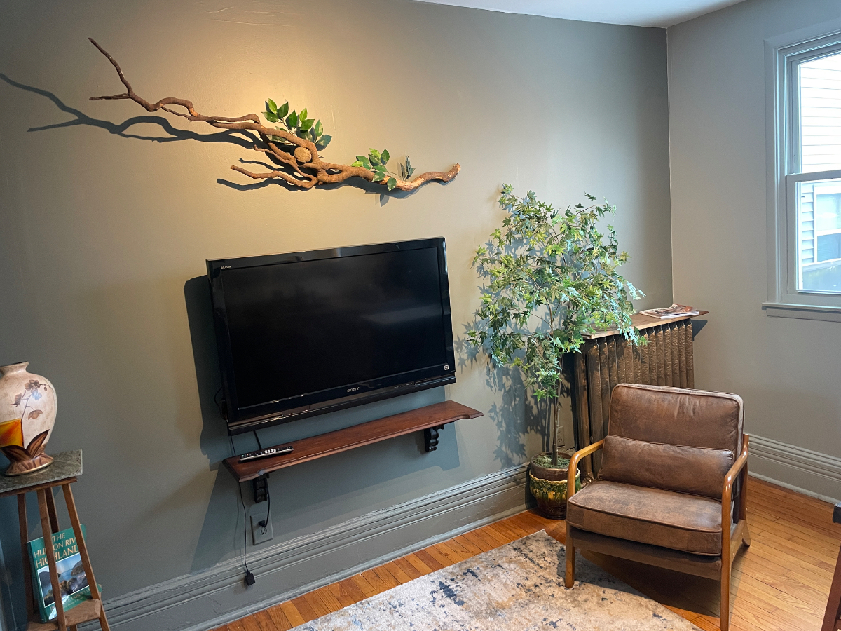Second floor of a Victorian home, newly renovated. Charming furnished suite with hardwood floors and - Photo 3