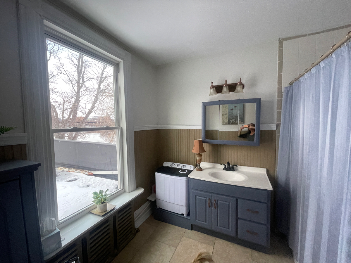 Second floor of a Victorian home, newly renovated. Charming furnished suite with hardwood floors and - Photo 4