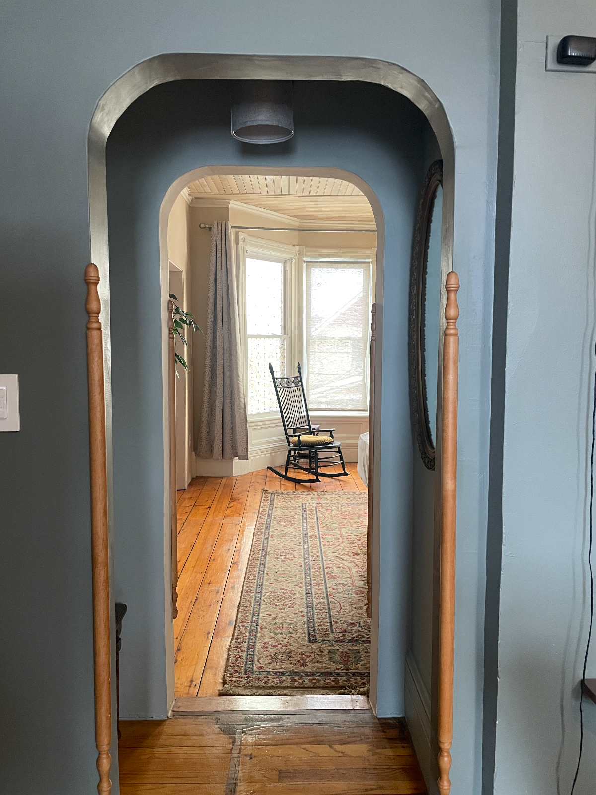 Second floor of a Victorian home, newly renovated. Charming furnished suite with hardwood floors and - Photo 7