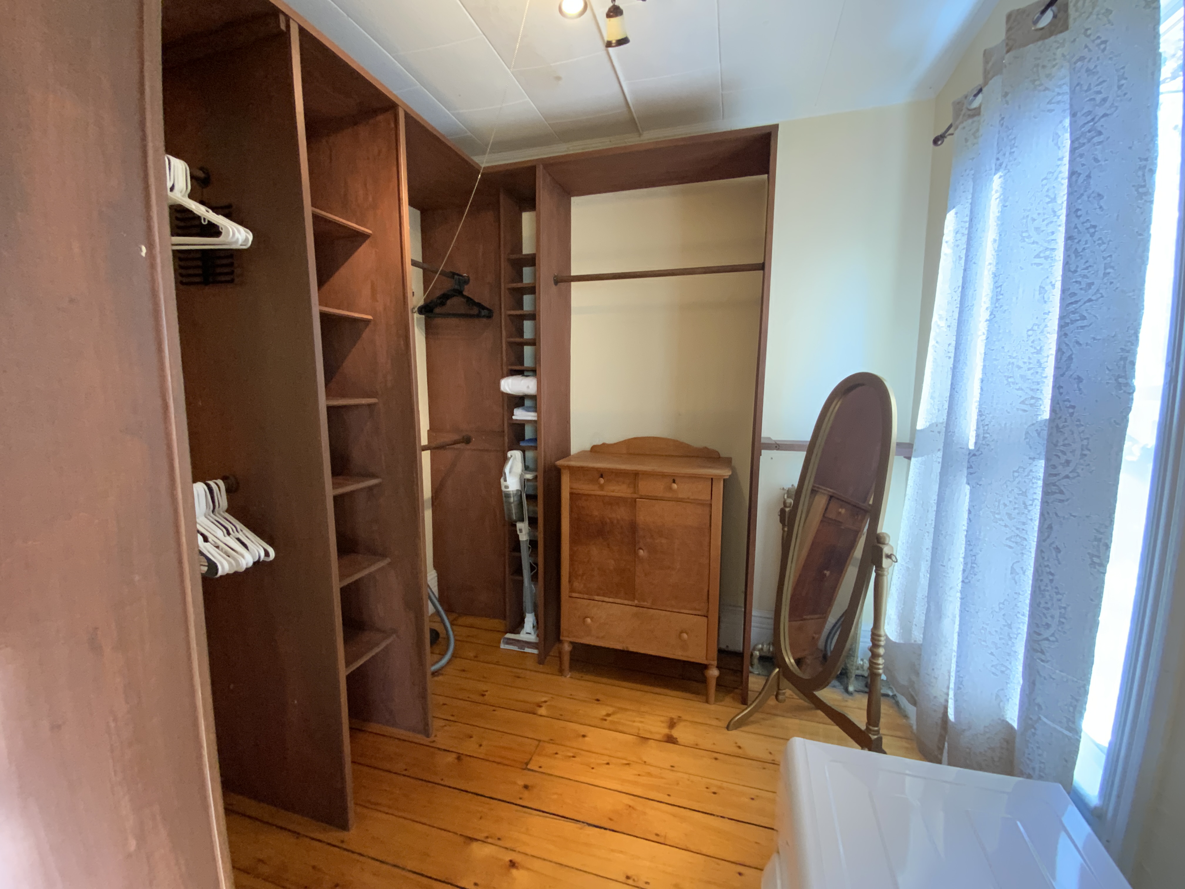 Second floor of a Victorian home, newly renovated. Charming furnished suite with hardwood floors and - Photo 11