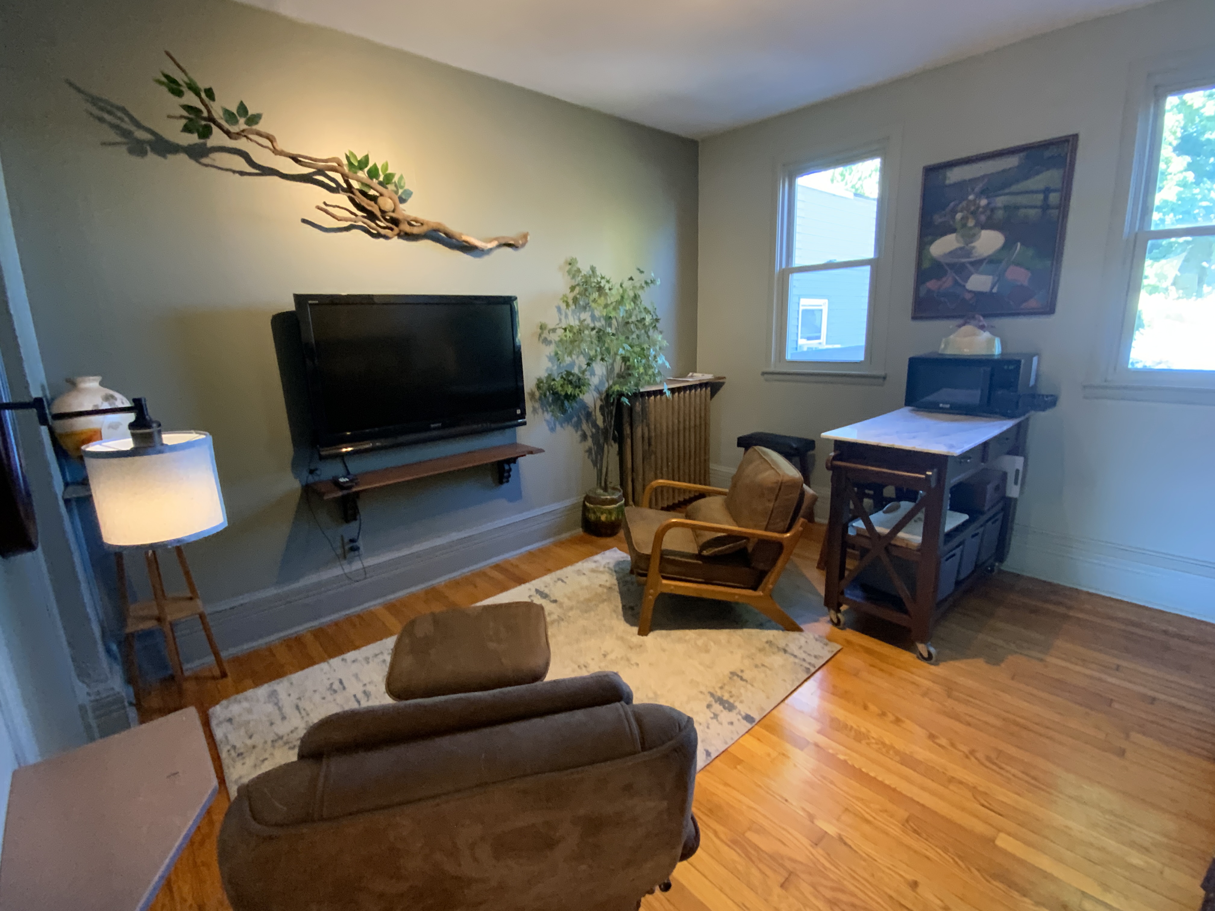 Second floor of a Victorian home, newly renovated. Charming furnished suite with hardwood floors and - Photo 5