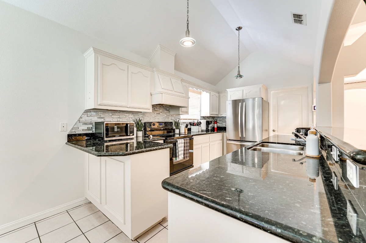 Charming Retreat--Spacious 3-Bedroom Home with Modern Comforts, Pet-Friendly & Ideally Located - Photo 6