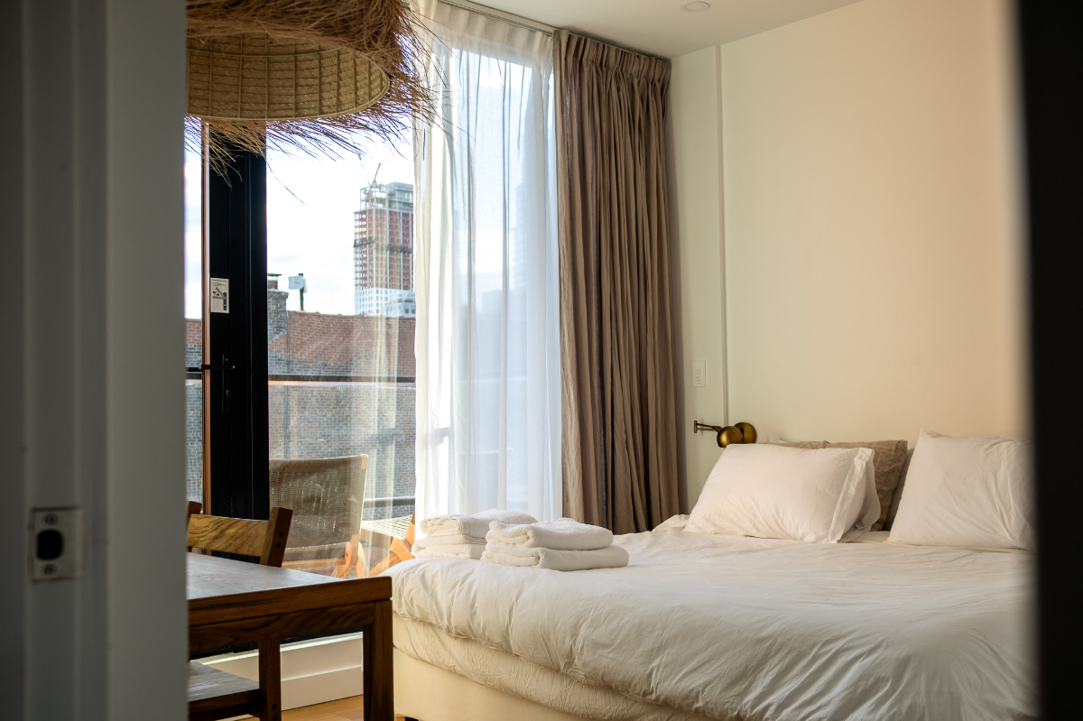 New - ALONK Penthouse - Serene Stay with Manhattan Views - Photo 8